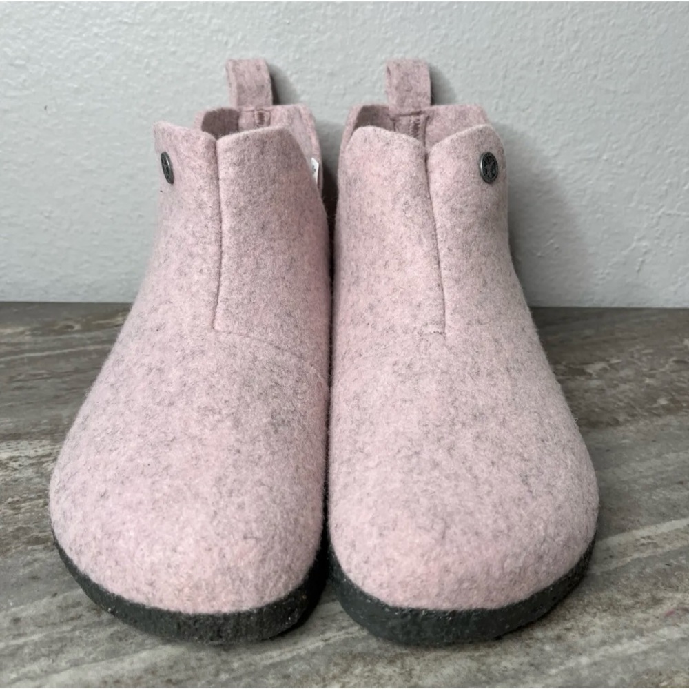 Brand new Birkenstock size 7 pretty baby pink